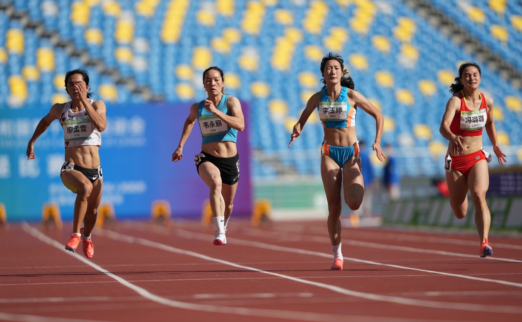 2021年全運會女子100米，湖南隊選手廖孟雪、廣西隊選手韋永麗、安徽隊選手李玉婷、山西隊選手馮璐璐（從左至右）在比賽中。新華社