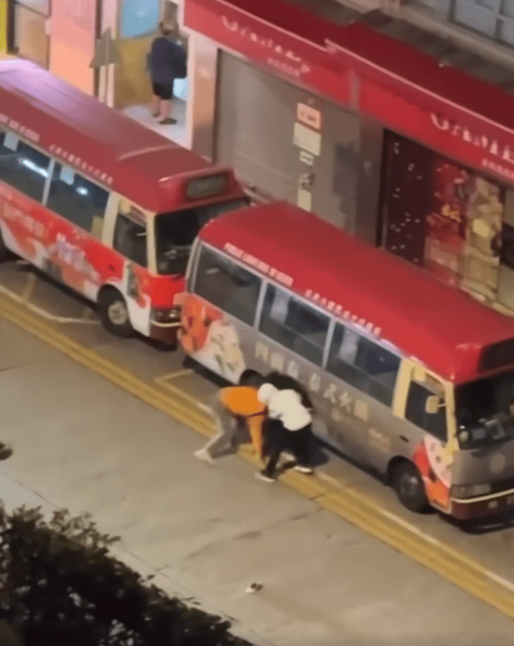 片中一名身穿橙色上衣的男子遭兩名分別穿黑、白上衣的男子圍攻,企圖搶走其身上的斜孭袋。fb「車cam L(香港群組)」 片中一名身穿橙色上衣的男子遭兩名分別穿黑、白上衣的男子圍攻,企圖搶走其身上的斜孭袋。fb「車cam L(香港群組)」