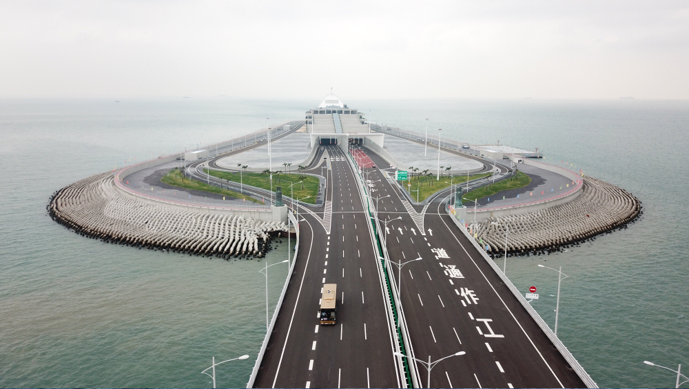 港珠澳大橋遊12月中旬開通試運，對兩類人士開放。 新華社