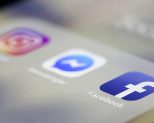外國研究顯示,常玩Facebook和Instagram等社交媒體的人容易出現「花越多、存越少」的「可見性偏差」行為。 AP圖片