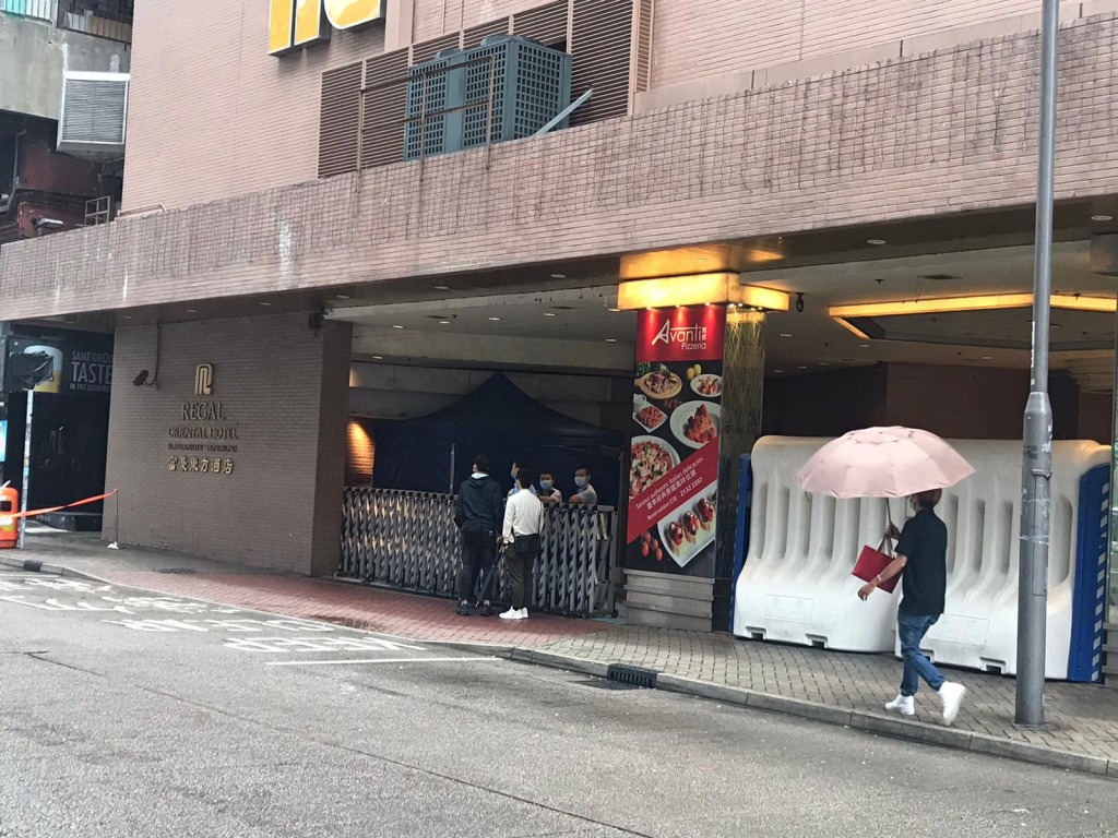 酒店門外架設水馬，有警員駐守酒店門口位置，住客及職員出入時須出示證明。