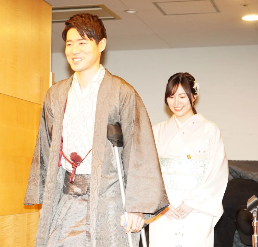 辻本上月演出時摔斷腳,要扶着拐杖出席結婚記者會。 辻本上月演出時摔斷腳,要扶着拐杖出席結婚記者會。