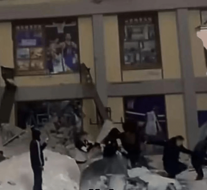 网传学生逃出体育馆门外照片。