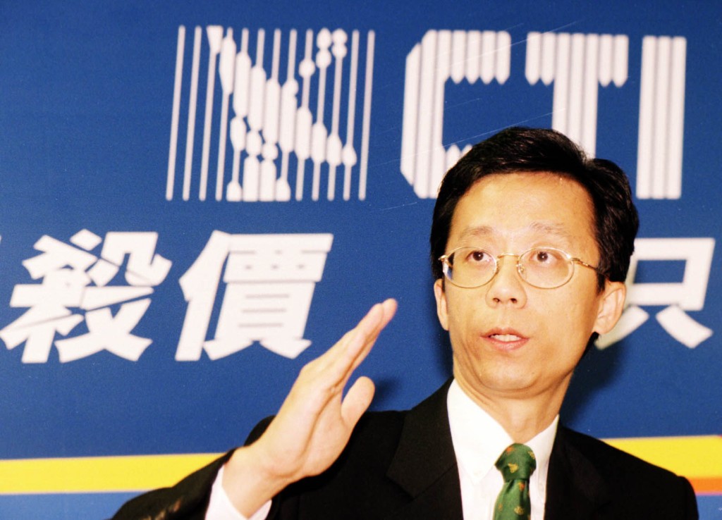王维基90年代想出回拨式长途电话业务，令当年长途电话费大减，并打破香港电讯的垄断地位