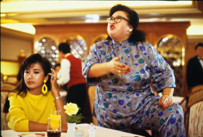 吴家丽（左）早年拍电影，经常演妓女等角色。