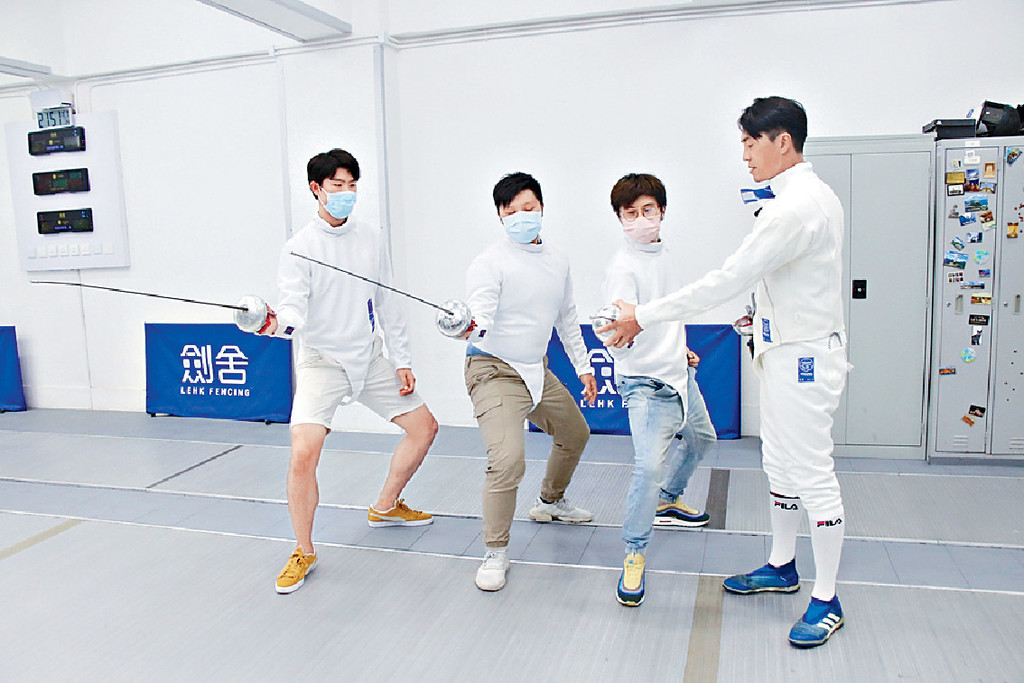 教基本功■森美教学员持重剑手势及脚法，每次进攻时要伸直只手再出脚，上身要保持笔直。