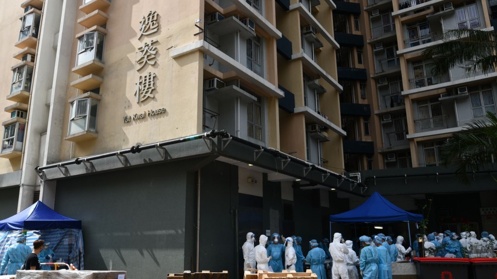 葵涌邨多幢大廈因疫情需要圍封強檢,有居民表示連日未能上班。