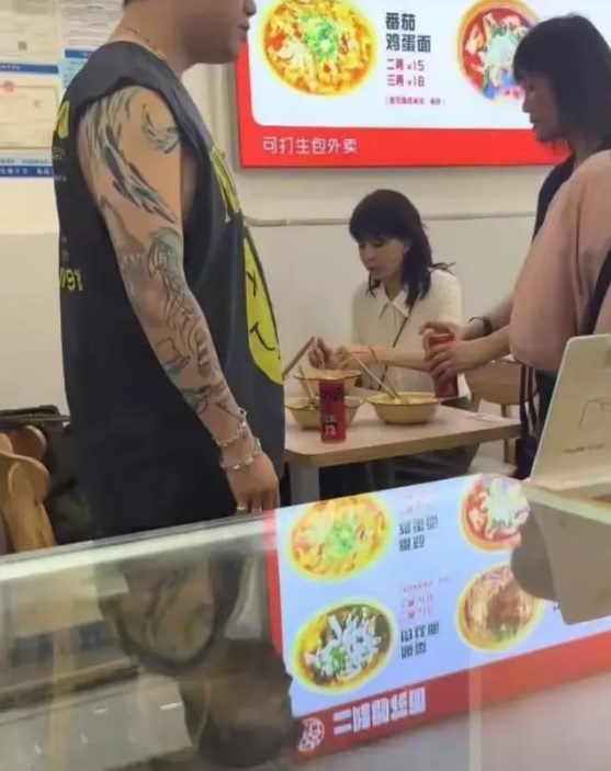 鄭裕玲近日現身重慶平民食店開餐,十分貼地。 鄭裕玲近日現身重慶平民食店開餐,十分貼地。