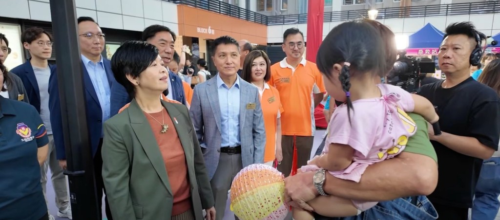 一位居民興高采烈地向何永賢分享,自己雖然仍未正式搬入簡約公屋,但已經成功購入「綠置居」。 一位居民興高采烈地向何永賢分享,自己雖然仍未正式搬入簡約公屋,但已經成功購入「綠置居」。