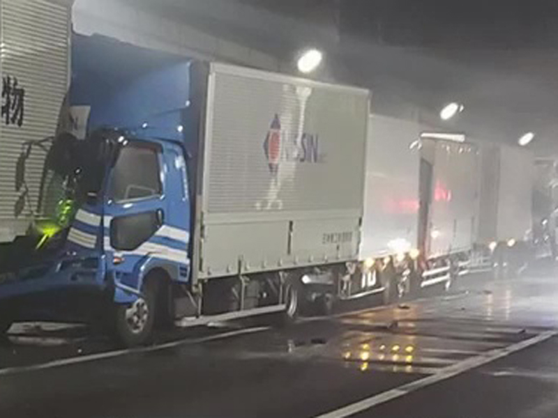 尾隨的十多輛車,懷疑剎車不及致連環相撞。(網圖)