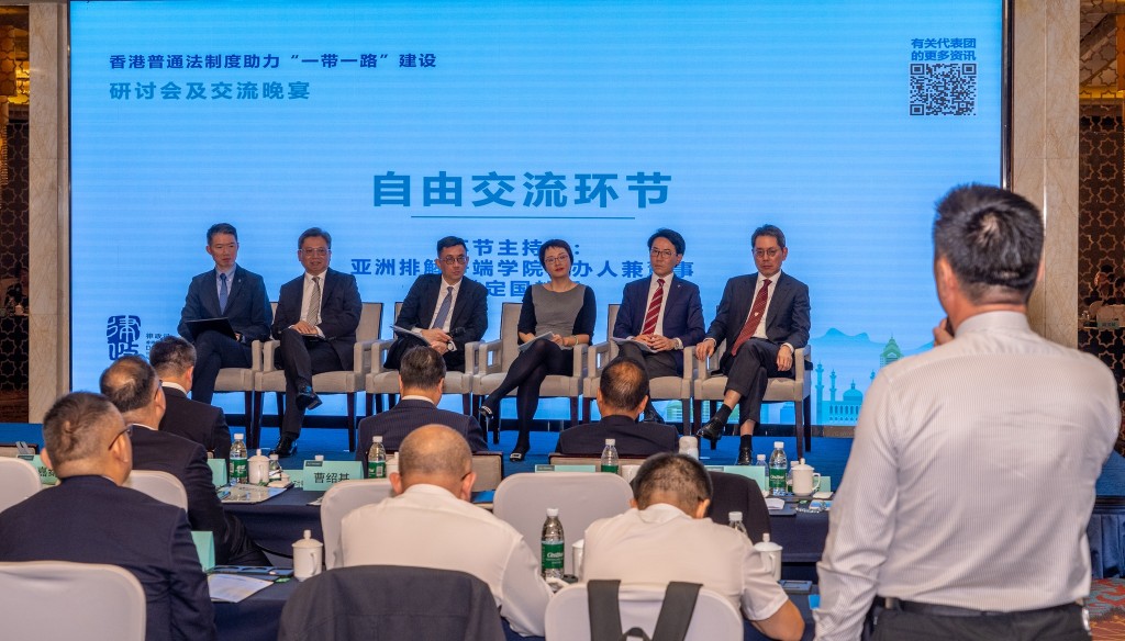 林定國率領由香港法律和仲裁調解業界,以及金融和商界成員組成的跨專業代表團啓程前往新疆烏魯木齊。林定國fb圖片 林定國率領由香港法律和仲裁調解業界,以及金融和商界成員組成的跨專業代表團啓程前往新疆烏魯木齊。林定國fb圖片