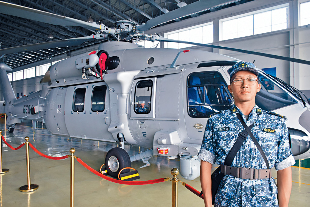 ■吳學軒指體驗營除了接受軍隊式訓練，並有機會接觸軍事裝備，令他大開眼界。