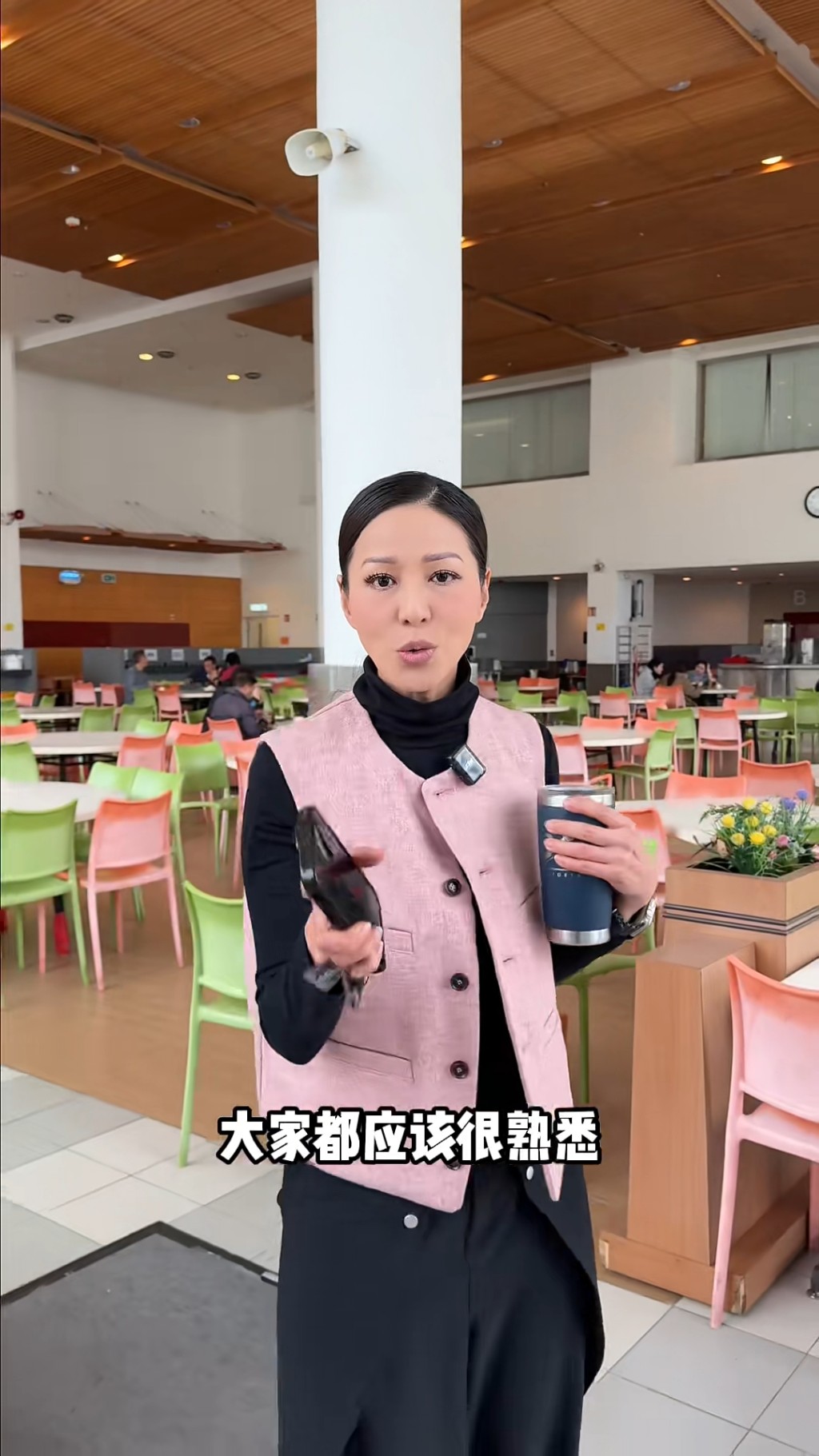 滕麗名亦曾拍片,介紹電視城鮮為一知的一面。 滕麗名亦曾拍片,介紹電視城鮮為一知的一面。