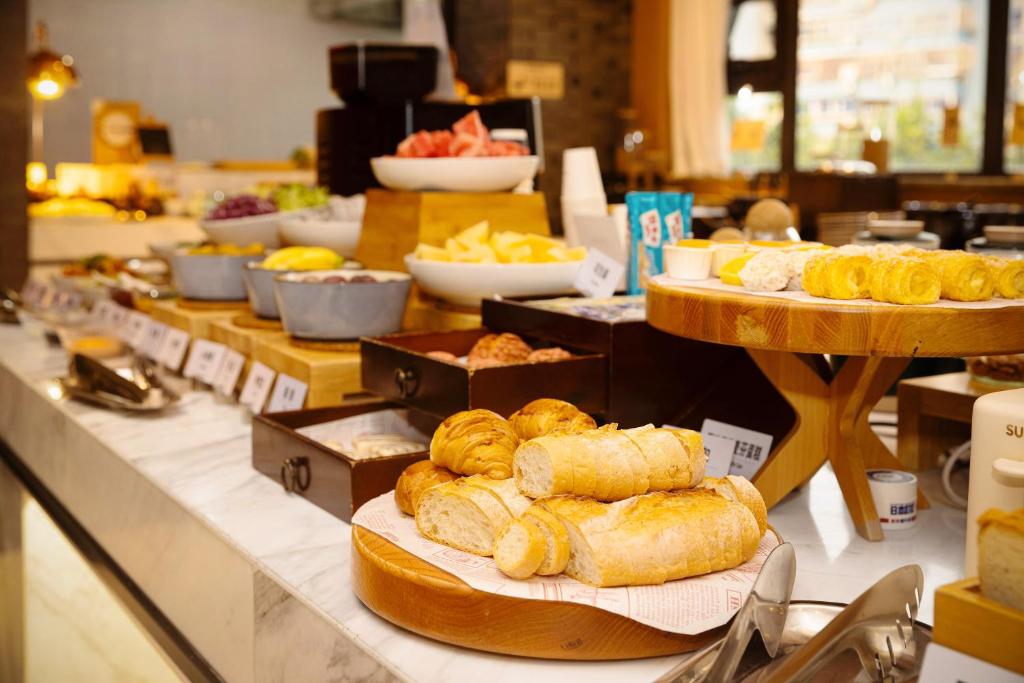亞朵酒店（Atour Hotel）創立於2013年，總部位於上海，為中國知名的中高端連鎖酒店品牌。