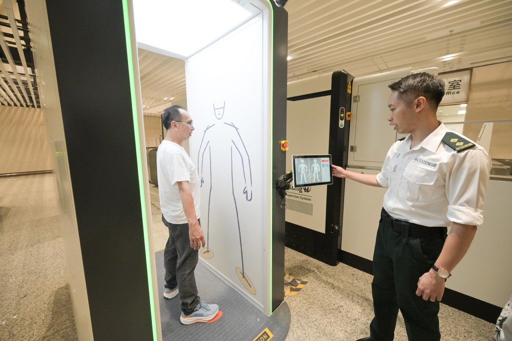 香港海關人員於四樓入境大堂講解旅客清關及海關查驗的流程。政府新聞處 香港海關人員於四樓入境大堂講解旅客清關及海關查驗的流程。政府新聞處