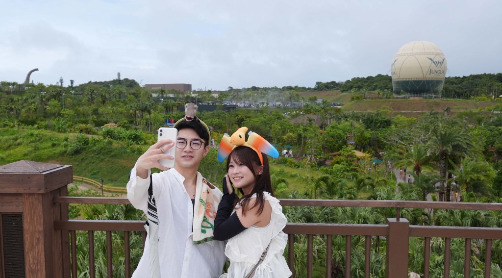 冲绳JUNGLIA丛林乐园开幕，游客在园内自拍打卡。 法新社