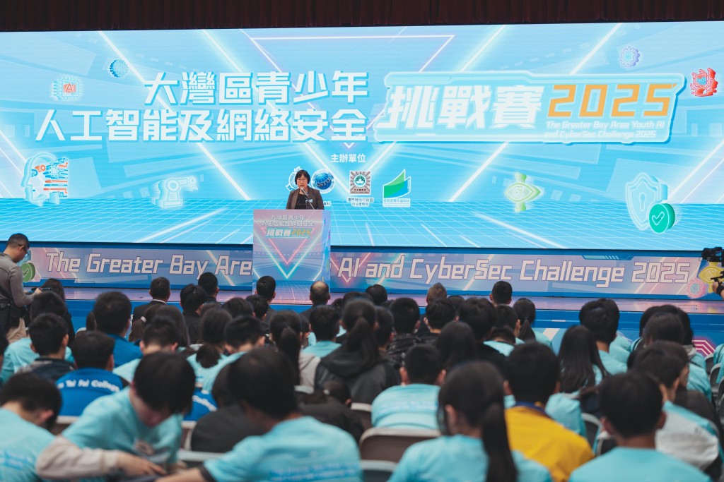 警務處助理處長(刑事)鍾詠敏讚揚同學靈活運用AI技術解決生活難題,期望同學繼續努力學習,將來進一步展現才華。 警務處助理處長(刑事)鍾詠敏讚揚同學靈活運用AI技術解決生活難題,期望同學繼續努力學習,將來進一步展現才華。