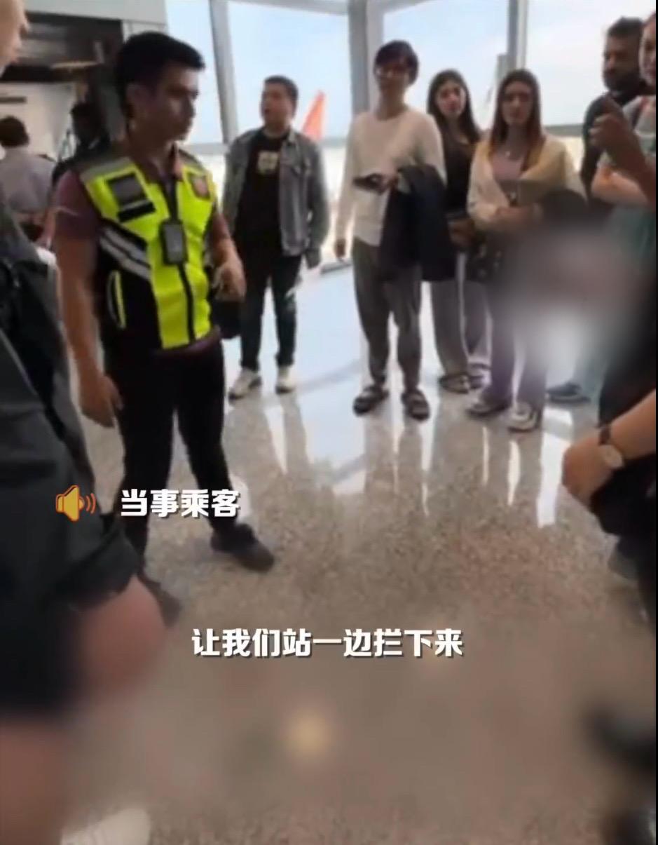 另一旅客稱中國人被攔下來站到一旁。