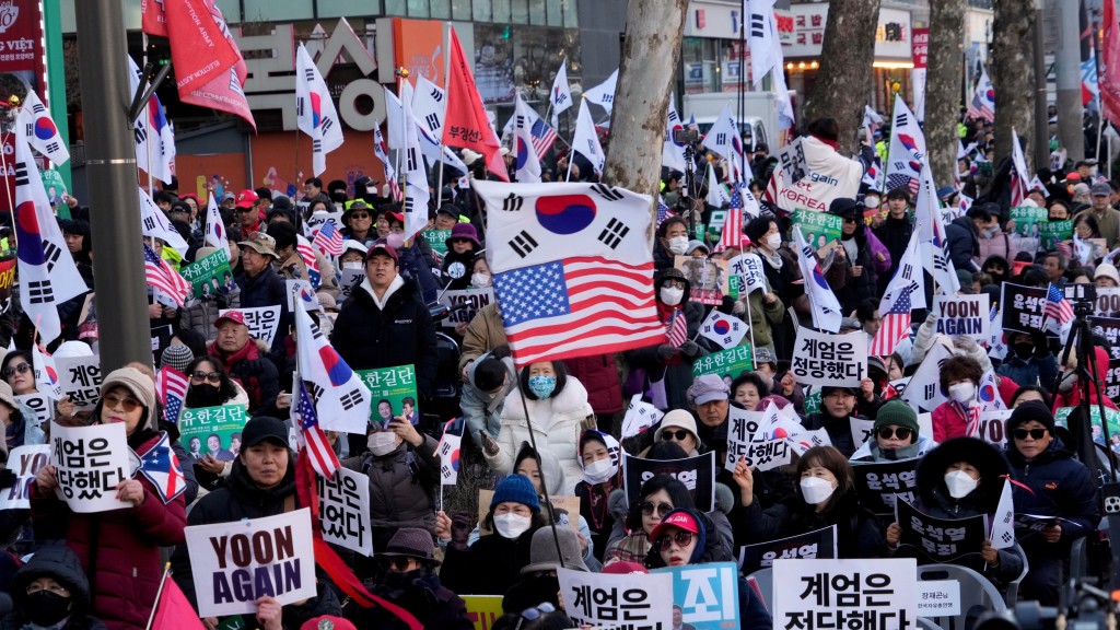 尹錫悅判亂案宣判，大批支持者在首爾中央地方法院外集會求判無罪。 美聯社