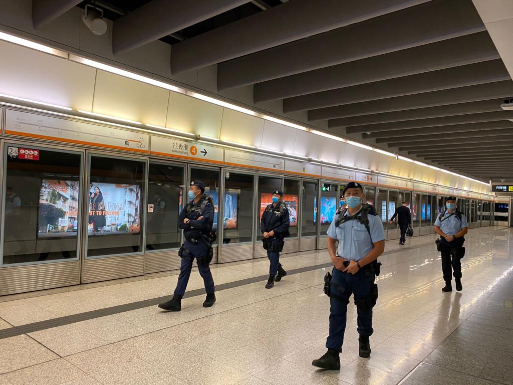警方反恐特勤隊聯同機場特警組以及鐵路應變部隊,於港鐵站進行高姿態聯合巡邏。