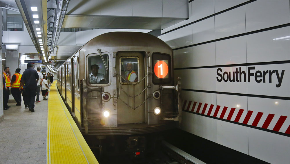 美國紐約地鐵再有乘客被推下路軌。AP資料圖片
