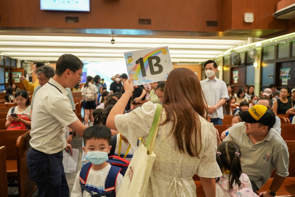 早會結束，在班主任帶領下步進課室。（圖片來源：《親子王》）