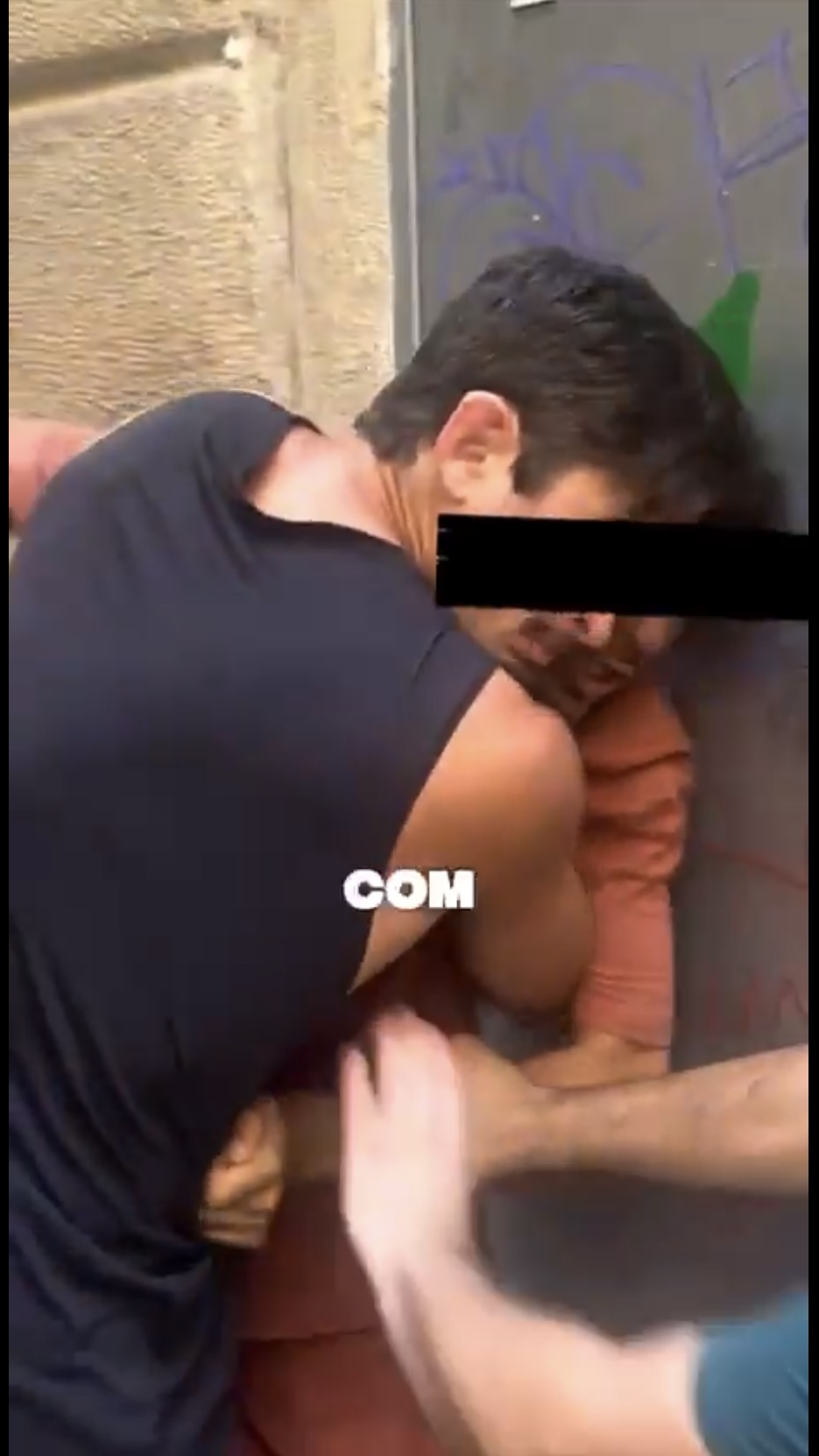 黑背心的一位將賊人制服。 黑背心的一位將賊人制服。