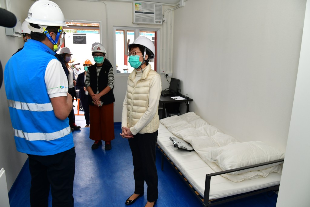 林鄭訪西貢戶外康樂中心暫住設施。
