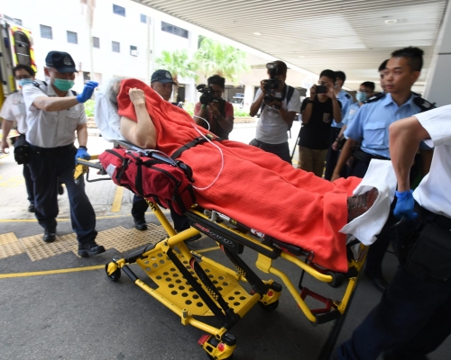 其中一名男傷者由救護車送院治理。徐裕民攝