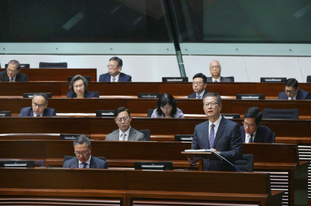 財政司司長陳茂波今(25日)宣讀新一份財政預算案。蘇正謙攝 財政司司長陳茂波今(25日)宣讀新一份財政預算案。蘇正謙攝