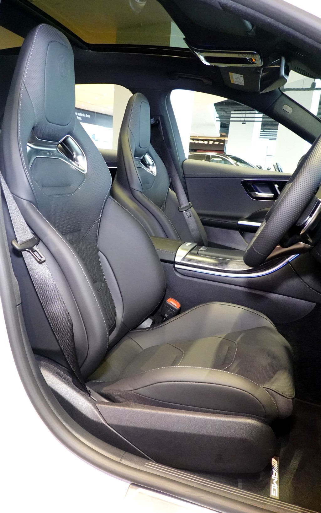 平治AMG C63 S E-Performance電動跑車桶座椅內附電熱功能