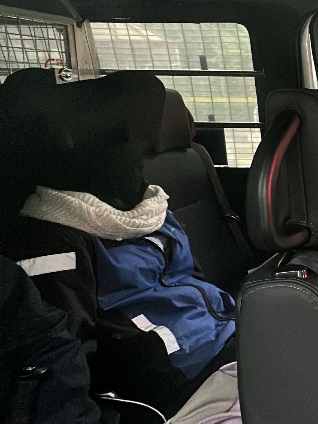 24歲女乘客被捕時身穿城巴車長制服。