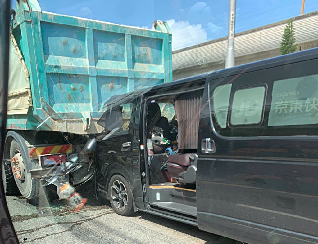 客貨車撼泥頭車。fb：馬路的事討論區