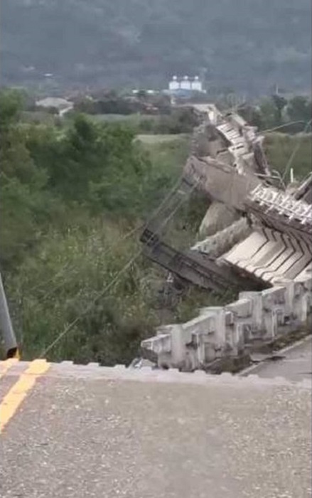 花蓮玉里高寮大橋斷裂。網上圖片