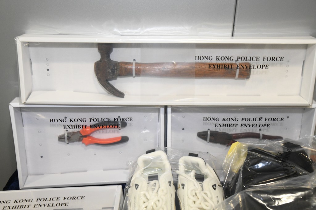 警方展示贼人犯案时所用的工具。