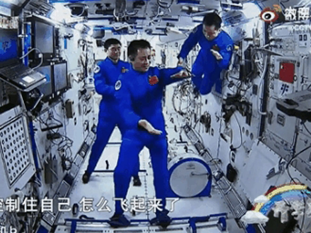 聶海勝在太空站打太極,不自覺飄了起來。網圖