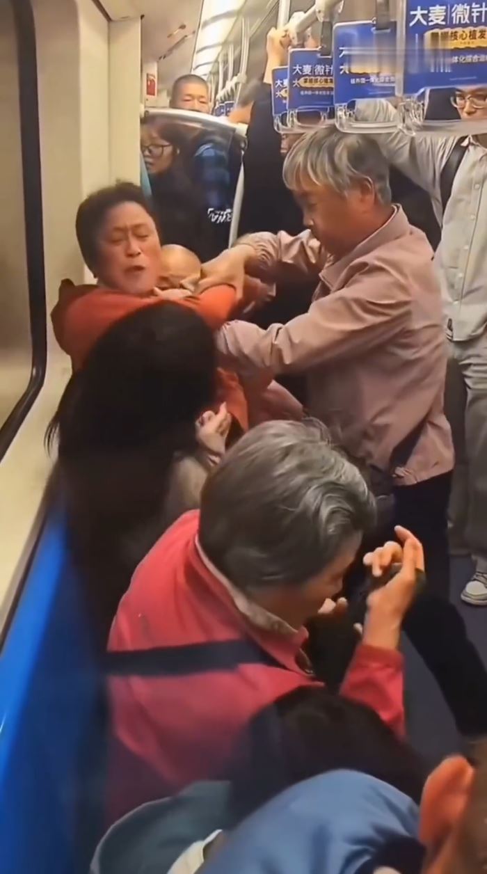 上海2名阿婆争位不遂围殴拒让座女乘客。