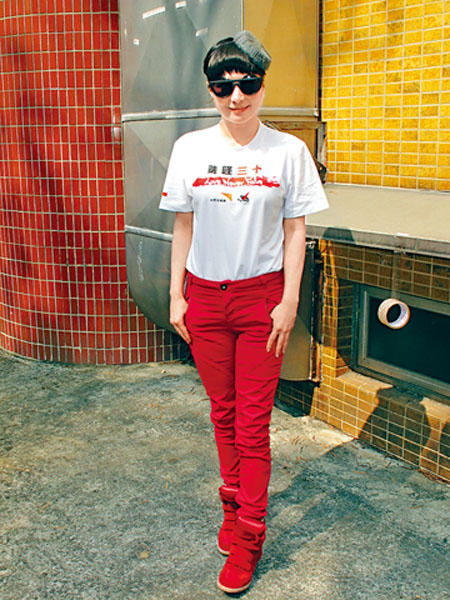 何超儀驚超盈參與饑饉會暈。
