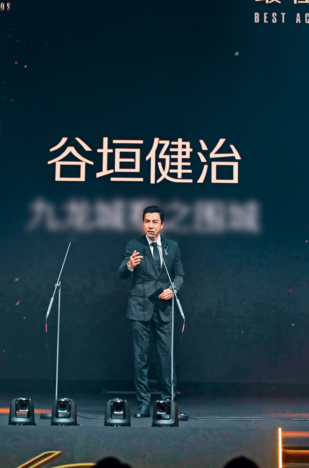 甄子丹戴黑丝带出席金狮大赏，并带领全场为宏福苑火灾受难者默哀。