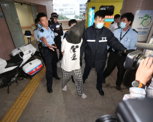Amina傍晚被警方從醫院帶走。