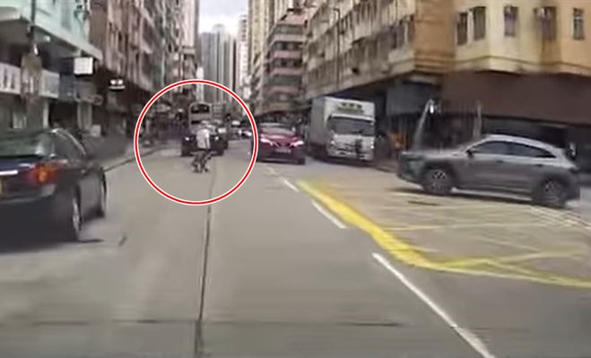 婦人拖着車仔過路。fb車cam L（香港群組）影片截圖
