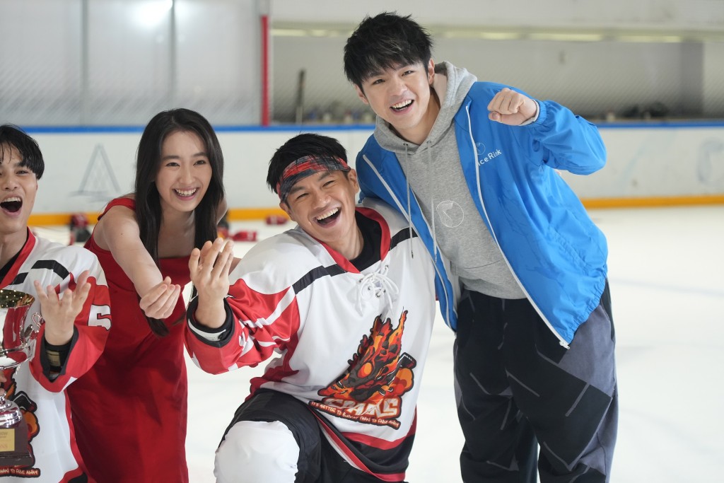 柯炜林拍电视剧《冰上火花》，跟陈卓贤同声同气。