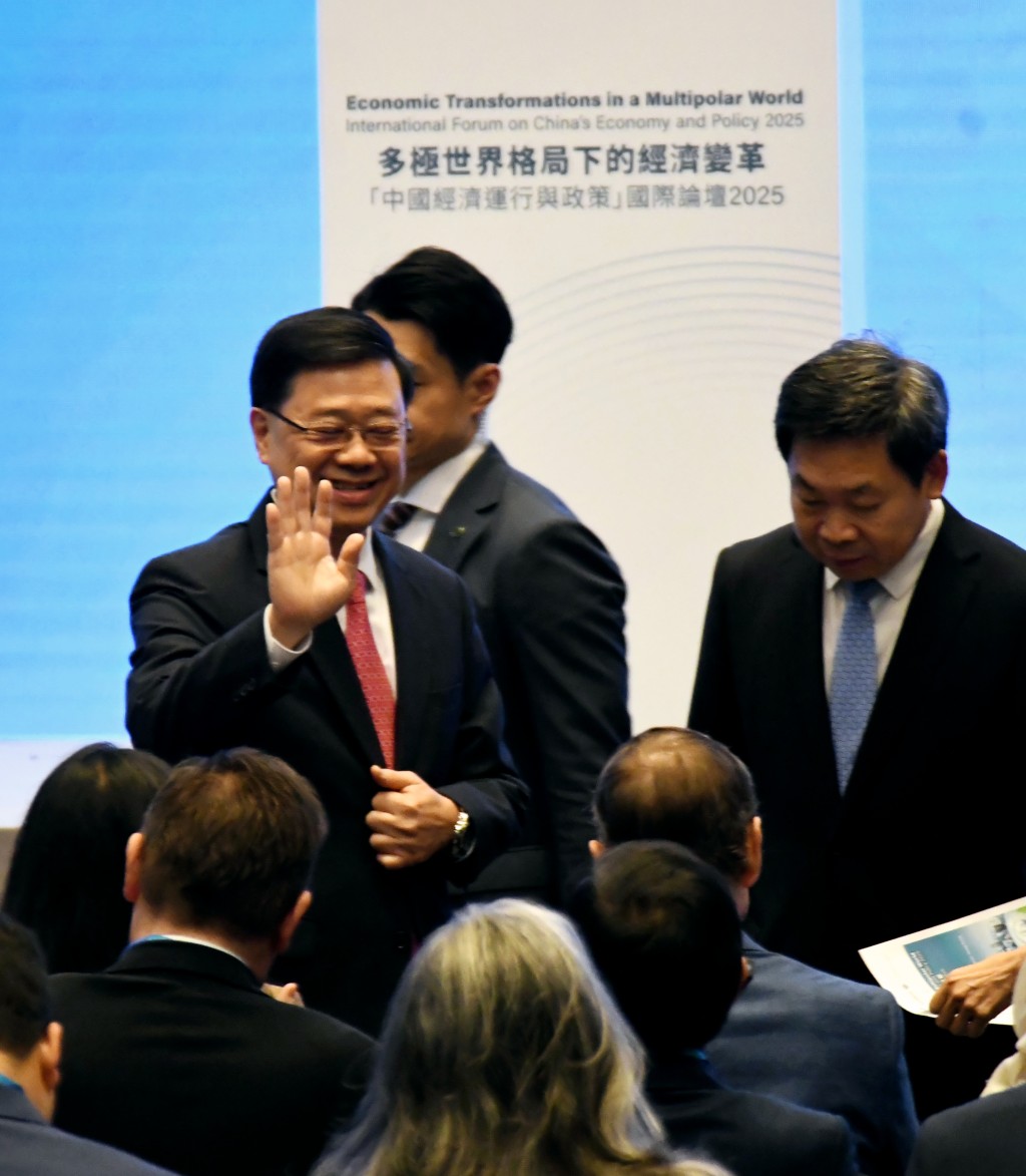 特首政策組、中國社會科學院財經戰略研究院和香港中國學術研究院今早(18日)在政府總部主辦「中國經濟運行與政策」國際論壇2025。 特首政策組、中國社會科學院財經戰略研究院和香港中國學術研究院今早(18日)在政府總部主辦「中國經濟運行與政策」國際論壇2025。