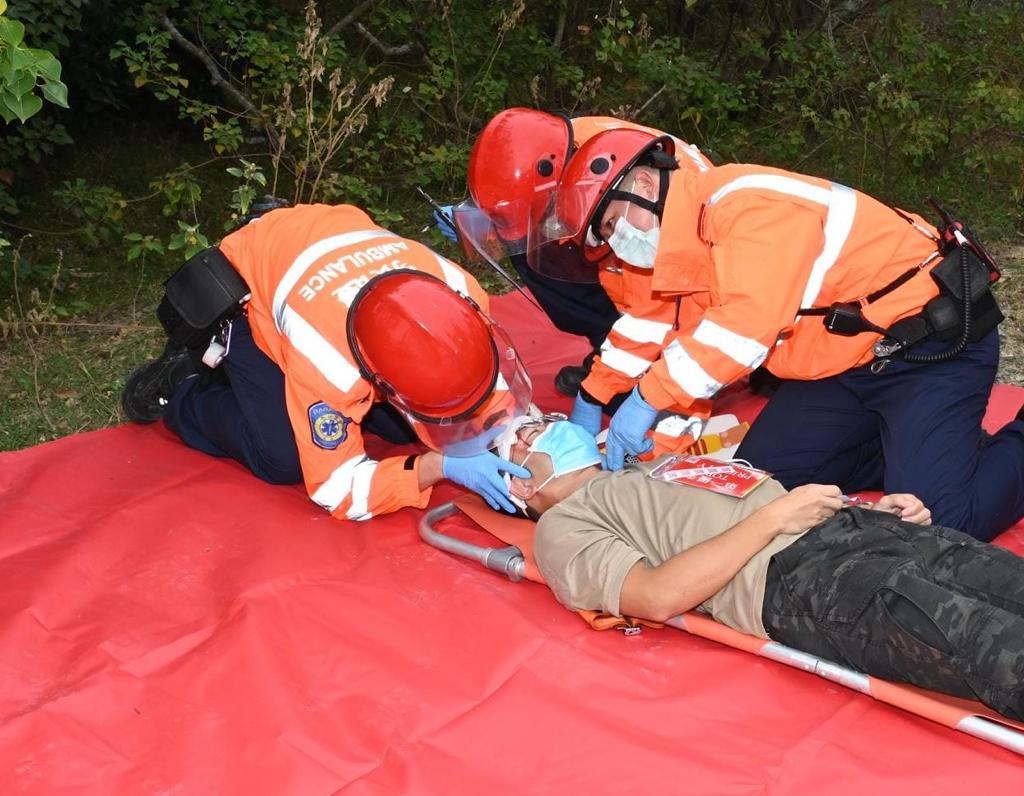 救护员模拟拯救市民。