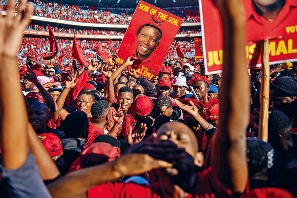 经济自由战士党的支持者举起该党领袖马莱马的相片。