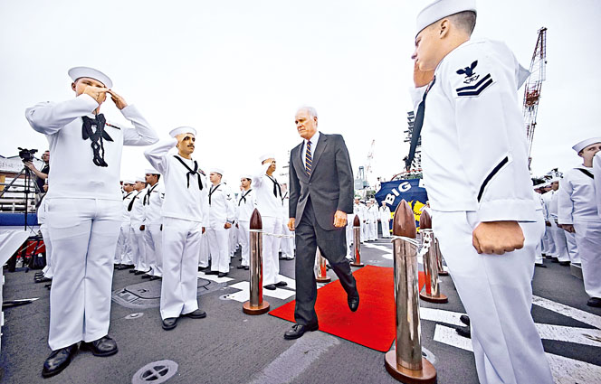 海軍部長斯潘塞去年七月登上麥凱恩號驅逐艦。