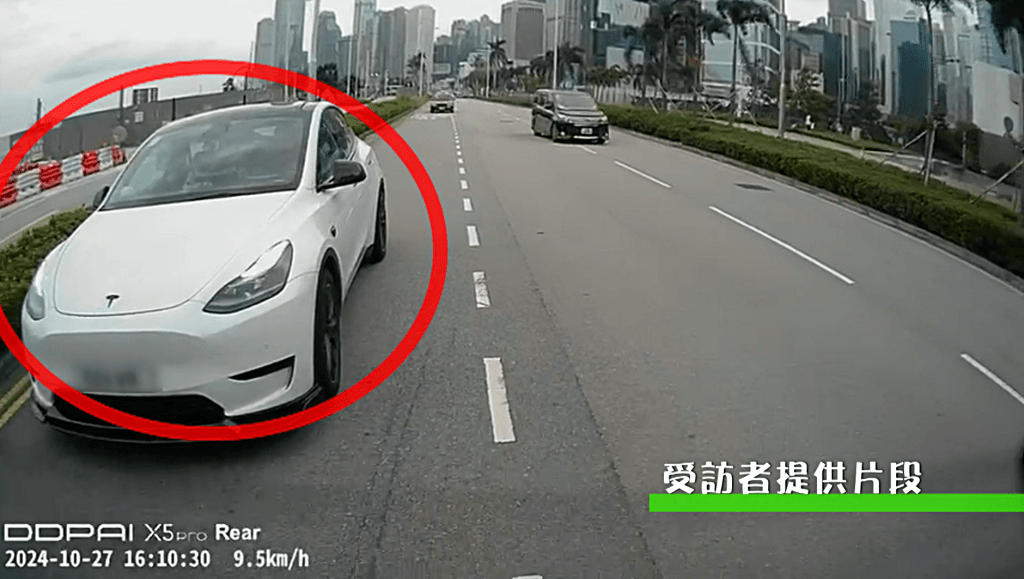 苦主伍先生因切線尾隨白色私家車響咹。截自《東張西望》圖片