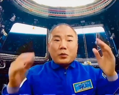 日本太空人野口聰一在國際太空站為電視節目自拍影片，分享日常「離地」生活。影片截圖