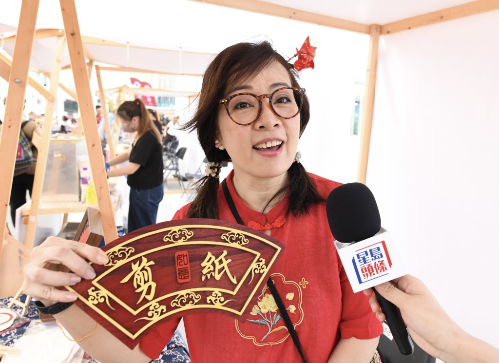 製作剪紙檔主的巫女士。
