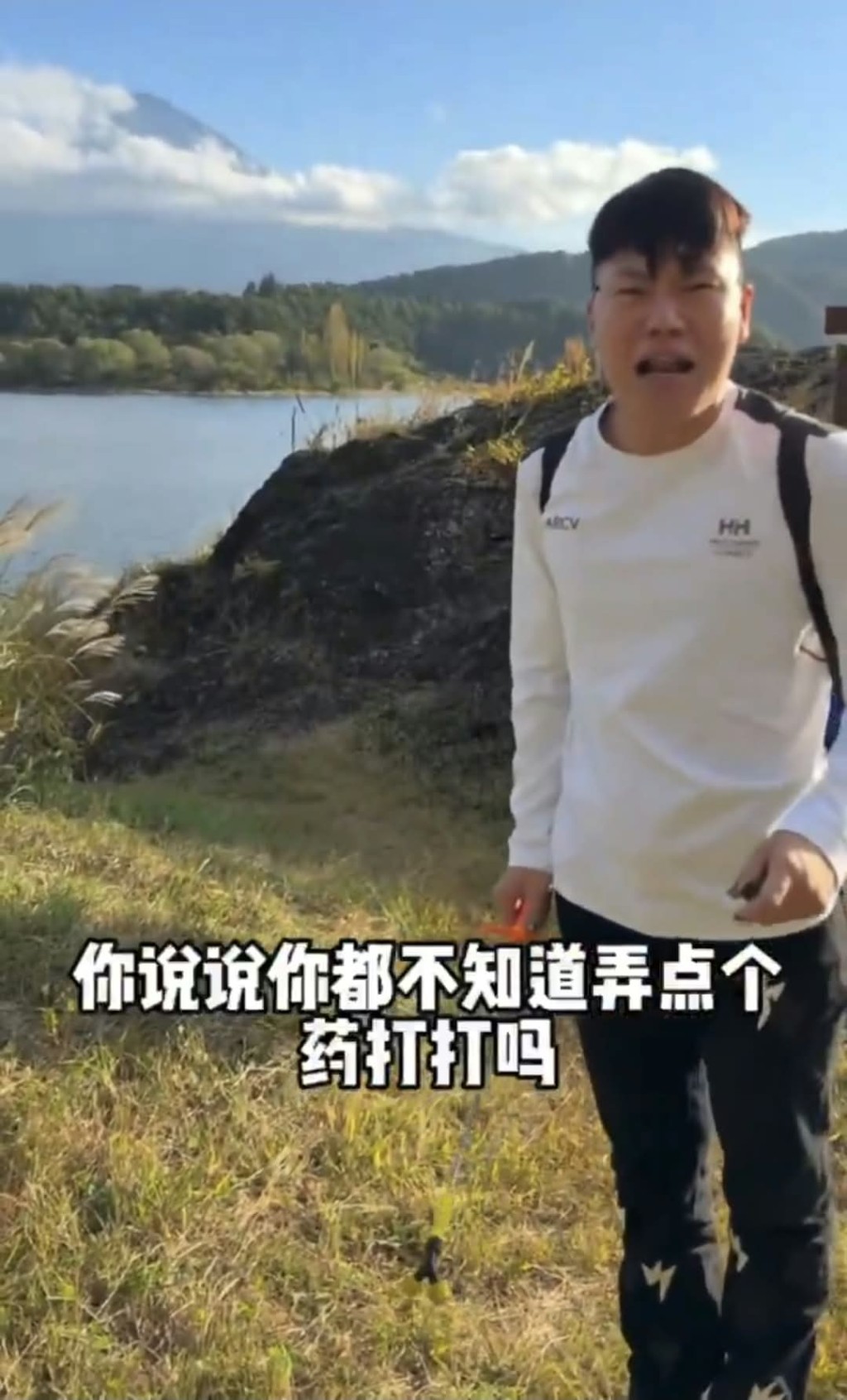 張澳手持噴槍對着岩石周邊草地噴灑液體。Threads@jido2003 張澳手持噴槍對着岩石周邊草地噴灑液體。Threads@jido2003